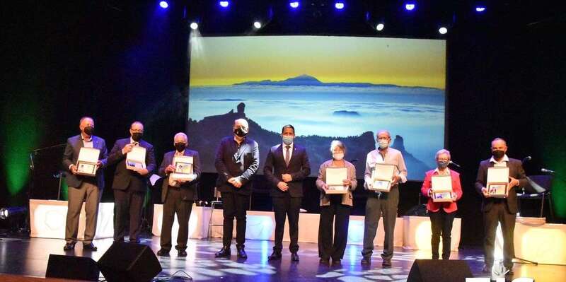 Los homenajeados con el alcalde y el concejal de Cultura al finalizar el acto/Francisco Javier Santana.